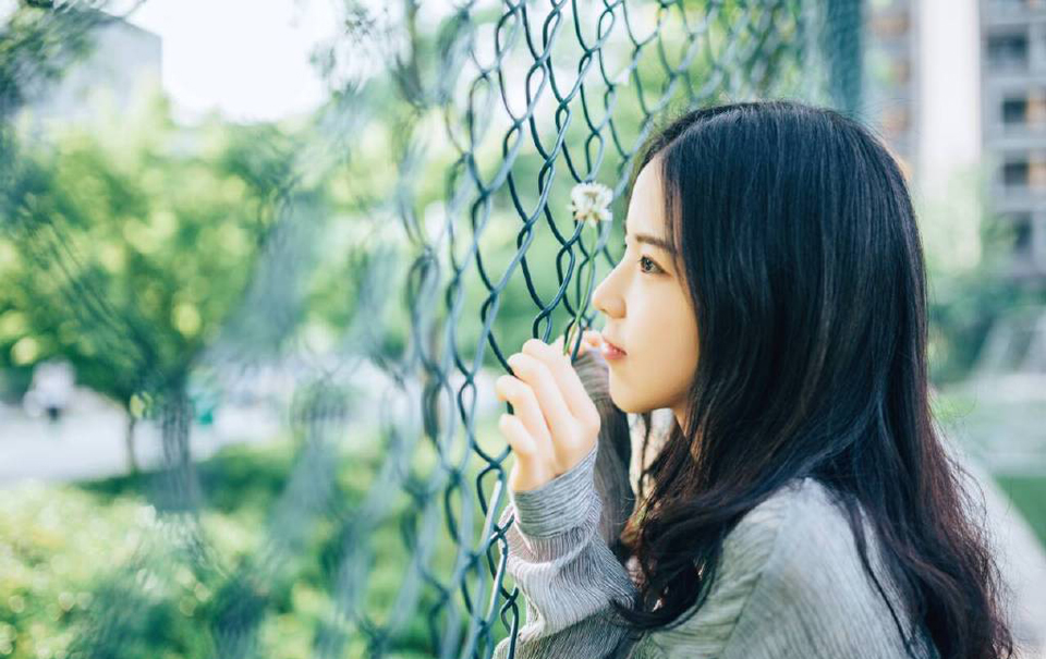 “比之刘璋如何？”庞统没有回答，而是反看向此人，微笑道。